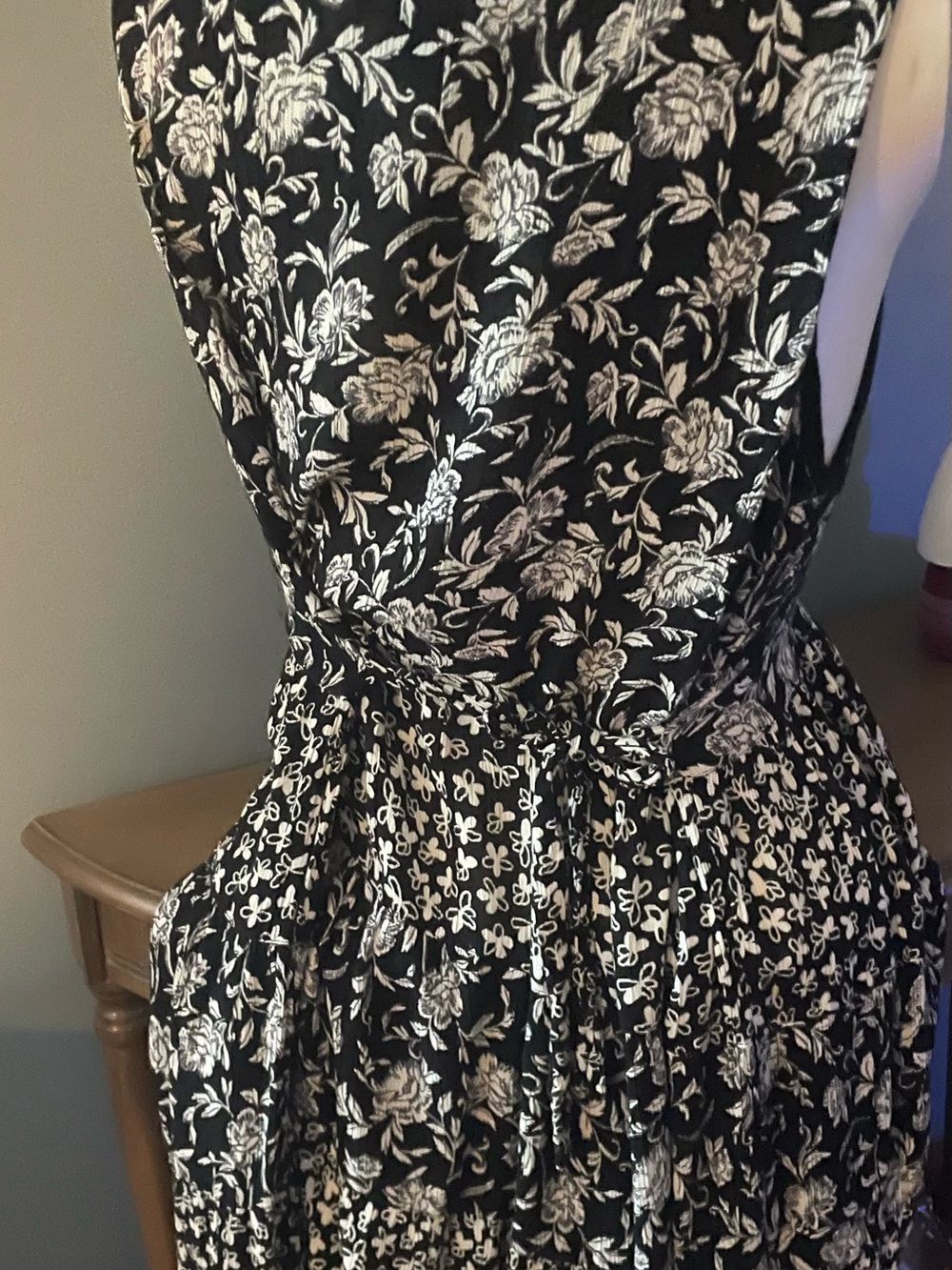 Black & White Floral Tiered Midi Dress - Sleeveless Scoop Neck - Picture 2 of 9